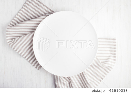 Empty white circle plate on wooden table 41610053