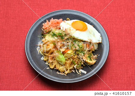 焼そば、ヤキソバ、やきそば、ソース焼そば。家庭料理、目玉焼き付き。 焼そば、ヤキソバ、やきそば、ソース焼そば。家庭料理、目玉焼き付き。 41610157