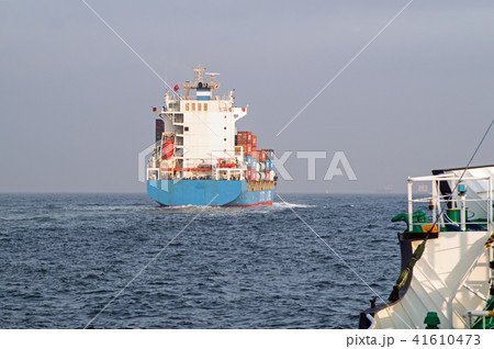 名古屋港へ向けて走る貨物船 41610473