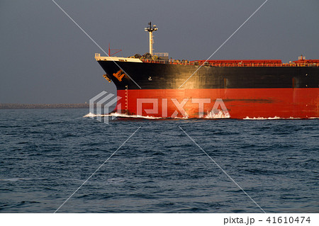 伊勢湾を走る巨大船の船首 41610474