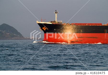 伊勢湾を走る巨大船の船首 41610475