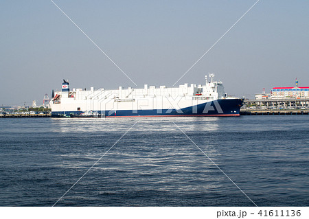 名古屋港で荷役をする貨物船 41611136