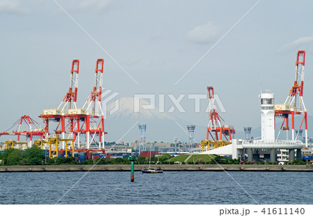 横浜港のシンボルタワーとコンテナふ頭のクレーン 横浜港のシンボルタワーとコンテナふ頭のクレーン 41611140