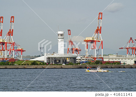 横浜港のシンボルタワーとコンテナふ頭のクレーン 41611141
