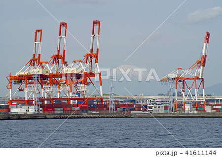 コンテナターミナルのクレーン群 コンテナターミナルのクレーン群 41611144