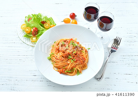 イタリアンパスタ・ボロネーゼ。挽き肉とトマトソースのパスタ、スパゲッティ。赤ワインとサラダを添えて。 41611390