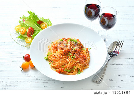 イタリアンパスタ・ボロネーゼ。挽き肉とトマトソースのパスタ、スパゲッティ。赤ワインとサラダを添えて。 41611394