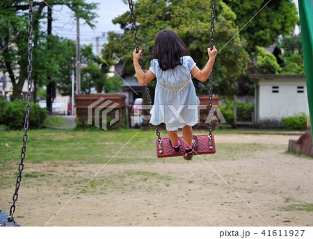 公園のブランコで遊ぶ子供 41611927