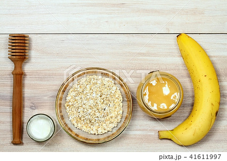 Face mask from oatmeal, yogurt, banana and honey Face mask from oatmeal, yogurt, banana and honey 41611997