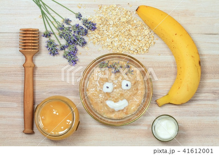 Face mask from oatmeal, yogurt, banana  and honey 41612001