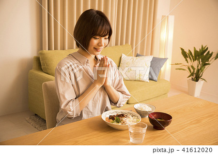 夕食を食べる若い女性の写真素材 4161