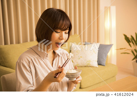 夕食を食べる若い女性 41612024