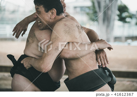 Sumo wrestling 41612367