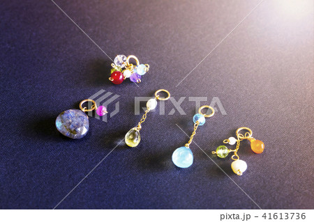 カラフルな石のネックレストップとカラフルバック 41613736