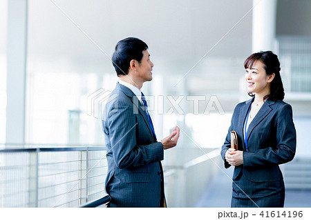 上司と部下 幹部社員と若手社員 男性社員と女性社員 ビジネスマン ビジネスシーン オフィスシーン 上司と部下 幹部社員と若手社員 男性社員と女性社員 ビジネスマン ビジネスシーン オフィスシーン 41614196