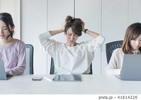 頭を抱える女性 41614226