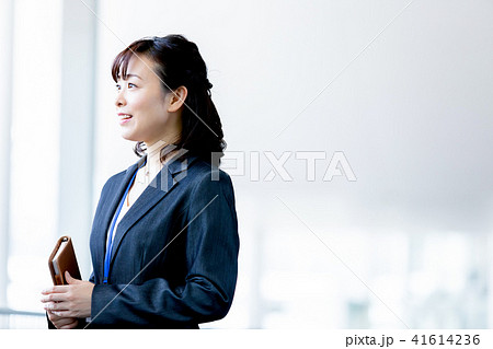 スーツ姿の女性 女性会社員 オフィスレディ OL 中堅社員 幹部社員 スーツ姿の女性 女性会社員 オフィスレディ OL 中堅社員 幹部社員 41614236