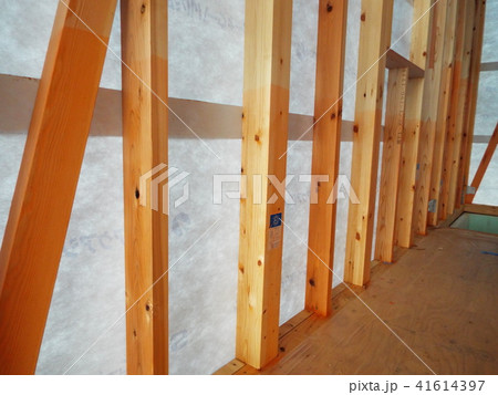 木造住宅の軸組みは1mの高さまで防腐・防蟻処理が必要です 41614397