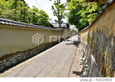 奈良の路地の土塀 41614835