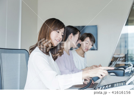 電話をとる女性 41616156