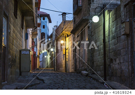 トルコ ガズィアンテプ 夜の路地裏の写真素材