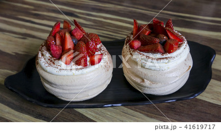 Strawberry Pavlova 41619717