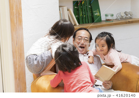 おじいちゃんと孫イメージ おじいちゃんと孫イメージ 41620140