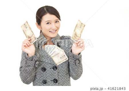 紙幣を持つ笑顔の女性 41621843