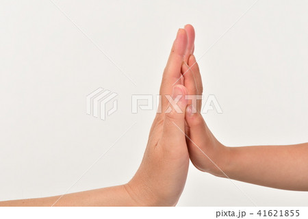 手合わせする親子 41621855