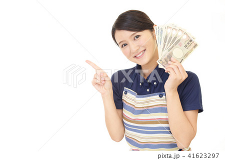 紙幣を持つ笑顔の女性 紙幣を持つ笑顔の女性 41623297