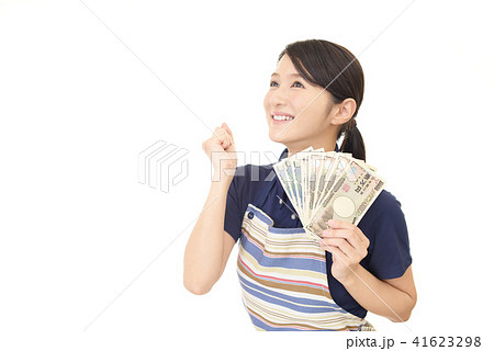 紙幣を持つ笑顔の主婦 紙幣を持つ笑顔の主婦 41623298