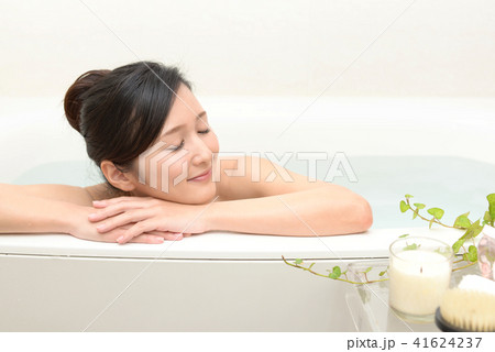 入浴を楽しむ女性 41624237