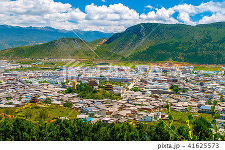 Shangri-La or Xianggelila, formerly Zhongdian, imountain city n northwestern Yunnan province. The 41625573