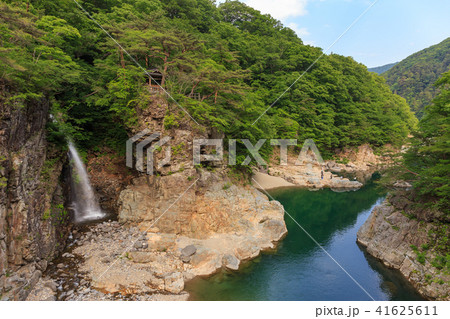 栃木県日光市 龍王峡 虹見の滝 5月 の写真素材