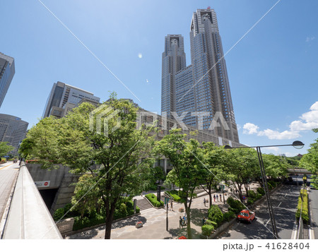 青空の東京都庁周辺と中央通りの写真素材