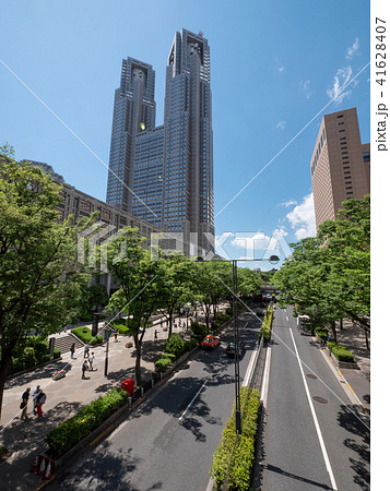 青空の東京都庁周辺と中央通りの写真素材