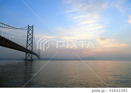 明石海峡大橋と日の出前（兵庫県） 41632365