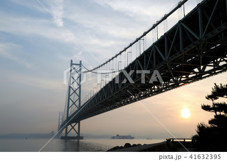 明石海峡大橋と日の出 兵庫県 の写真素材