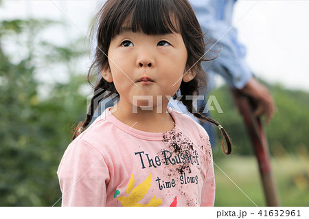 畑を手伝う3歳児 畑を手伝う3歳児 41632961