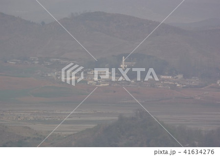 韓国北西部の展望台から軍事境界線越しに見える北朝鮮の村と建物 41634276