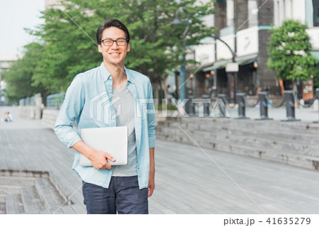 エンジニア 男性 It系 ノマドワーカーの写真素材