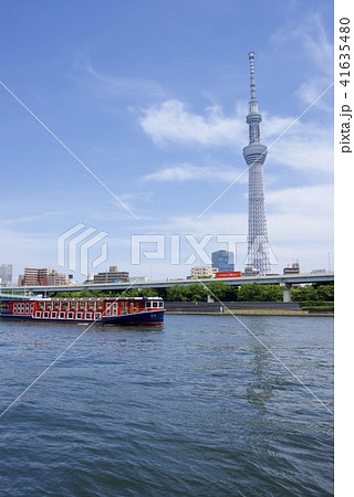 隅田公園から眺めた東京スカイツリーとクルーズ船の写真素材