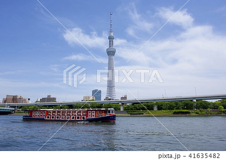 隅田公園から眺めた東京スカイツリーとクルーズ船の写真素材