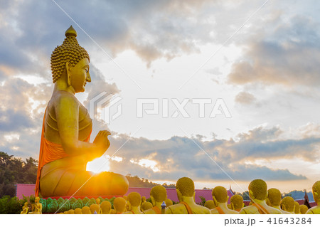 big Buddha statue sitting in small buddha statues 41643284