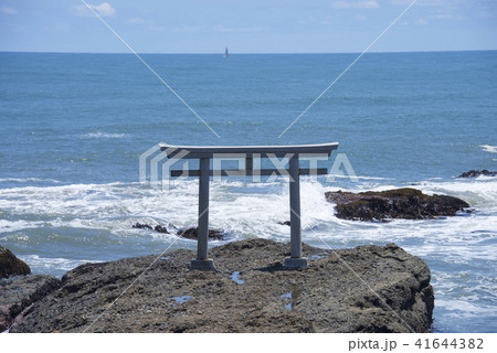 茨城県の大洗の海岸と神磯の鳥居 41644382