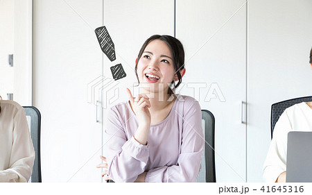 ひらめく女性 ひらめく女性 41645316
