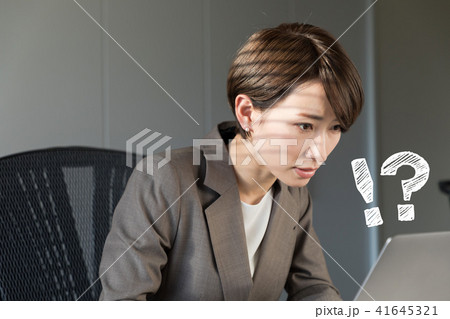 驚く女性 驚く女性 41645321