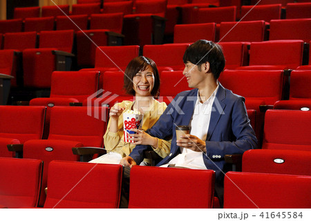 デートを楽しむ男女 41645584