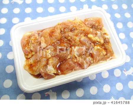 鶏モモ肉を焼肉のタレで下味をつける 41645788