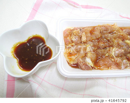 鶏モモ肉を焼肉のタレで下味をつける 鶏モモ肉を焼肉のタレで下味をつける 41645792